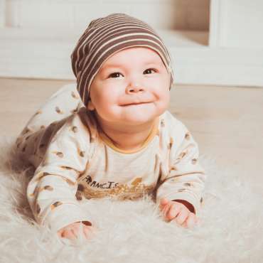 Baby ligger på maven Baby ligger på maven